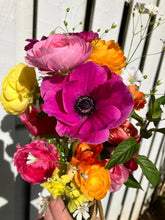 Load image into Gallery viewer, Premium Spring Mini-Bouquet
